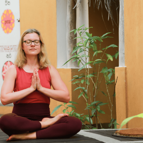 Cathrine mediterer og balancerer sine tre doshaer på yoga og ayurveda retreat til Sri Lanka