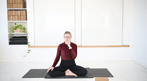 Pranayama yin (25 min.) - Online yoga, der styrker din vejrtrækning