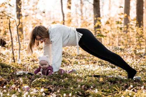 Cathrine laver Morgenyoga for din core sammen med sin datter i naturen