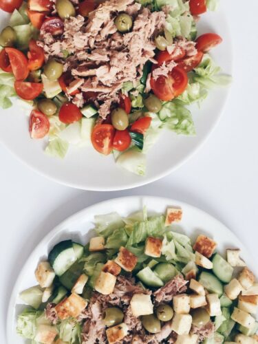 Græsk salat - Opskrift på sund græsk salat med feta, tun og tomater