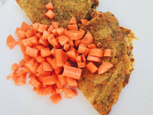 Sund antiinflammatorisk omelet med grøntsager og friske gulerødder