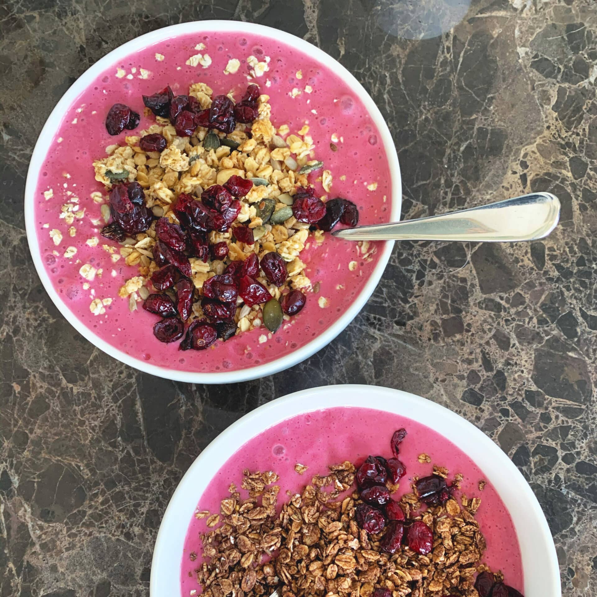 Smoothie bowl med jordbær Opskrift på sund smoothie bowl med bær