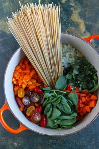 One pot pasta med tomat, peberfrugt, spinat, løg, gulerødder og krydderurter