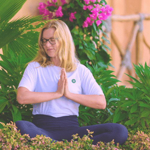 Cathrine laver mindfulness meditation i haven på yogarejse til Zanzibar