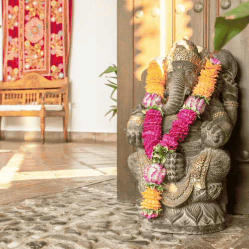 Ganesh med smuk blomsterkrans på hotellet på Yoga Retreat i Spanien