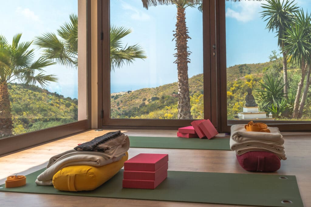 yogaudstyret er klar i den smukke yogasal med udsigt over hav og bjerge på Yoga Retreat i Spanien