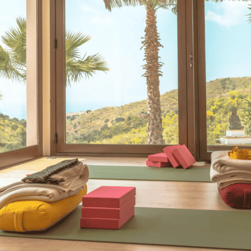yogaudstyret er klar i den smukke yogasal med udsigt over hav og bjerge på Yoga Retreat i Spanien