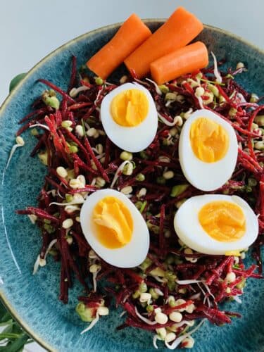 Frokostsalat med æg - Opskrift på lækker, sund salat med æg og rødbede