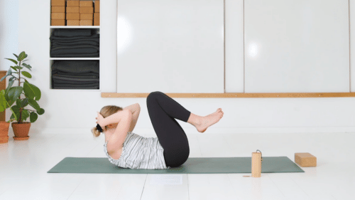 Cathrine underviser yang yogaklassen Fyr op for din core
