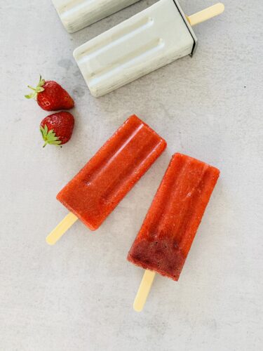 Ispinde med jordbær - Opskrift på sunde ispinde lavet på to ingredienser