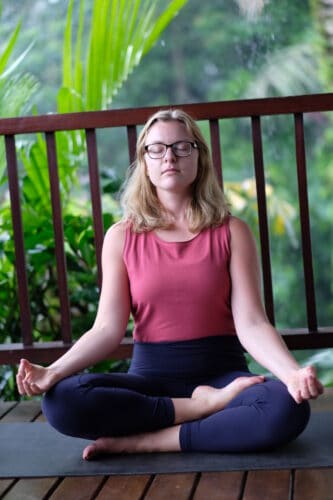 Cathrine mediterer og reflekterer over dharma spørgsmål på terasse på Bali