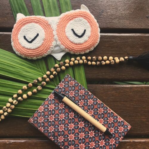 ugle øjenmaske, notesbog, kuglepen og notesbog med Cathrines bedste rejseoplevelser på Bali