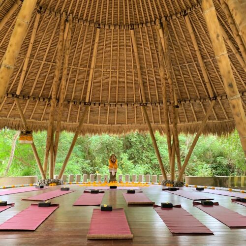 Den smukke yogasal på yoga retreat på Bali
