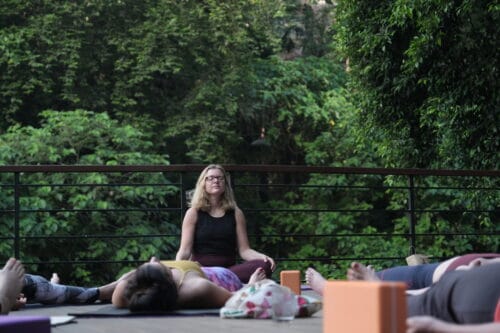 Cathrine underviser afspænding og hvile til yogaelever på Bali så de kan sove