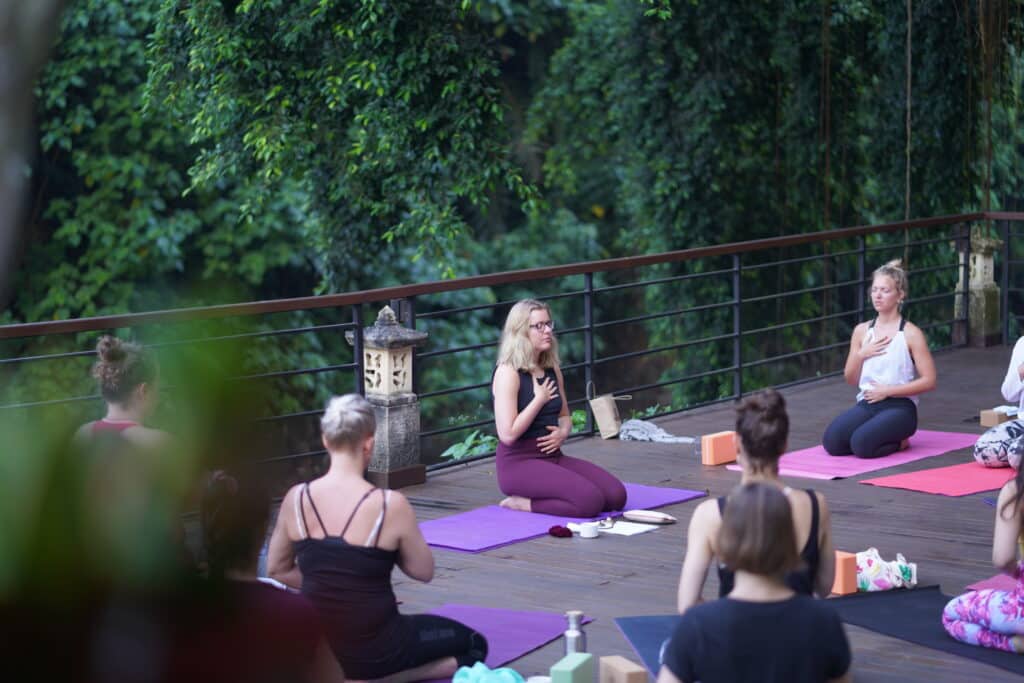 Cathrine underviser yoga og mindfulness på yogarejse til Bali