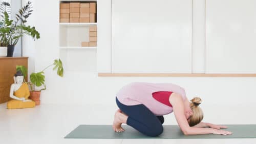 Cathrine viser en yogastilling fra online yogaklassen 3 x morgenstillinger