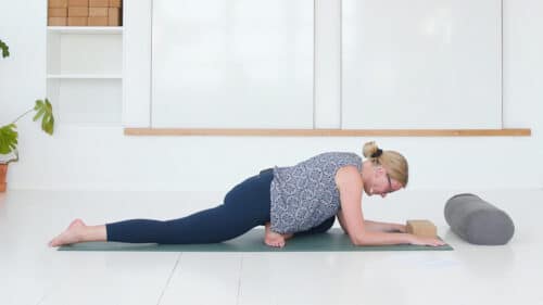 Cathrine underviser online yogaklassen All around yoga