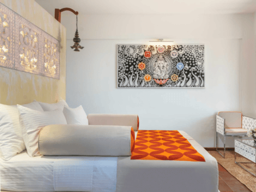 Hotelværelse med stor lækker seng på Ayurveda Yoga Retreat på Sri Lanka