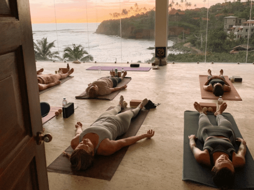 Yogaelever hviler i den smukke yogasal på Ayurveda Yoga Retreat på Sri Lanka