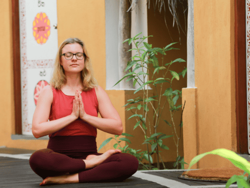 Cathrine mediterer udenfor på Ayurveda Yoga Retreat på Sri Lanka