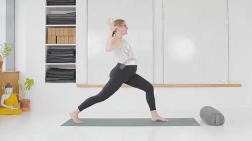 Cathrine underviser yogaklassen åbn dit hjerte med yoga online