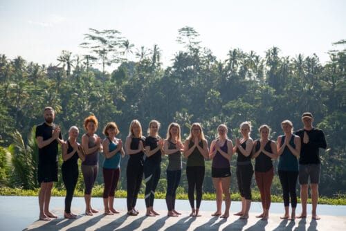 Gruppebillede af yogaelever på Yang yogauddannelse på Bali