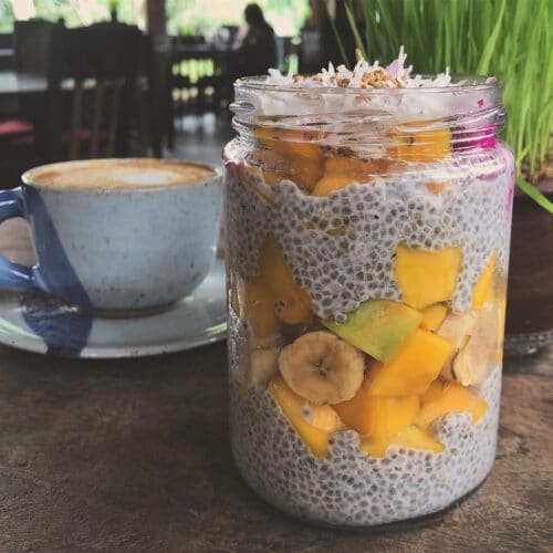 Lækker morgenmad med chiagrød, frisk frugt og god kaffe på Yoga Uddannelse på Bali