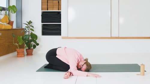 Cathrine underviser online yogaklassen Blid aftenyoga