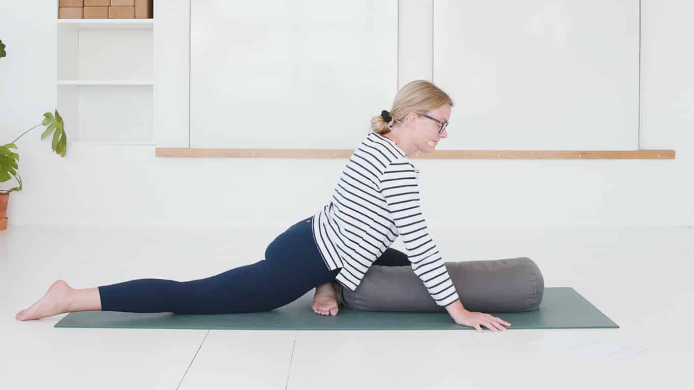 Cathrine underviser online yogaklassen blid yin med yogapølle