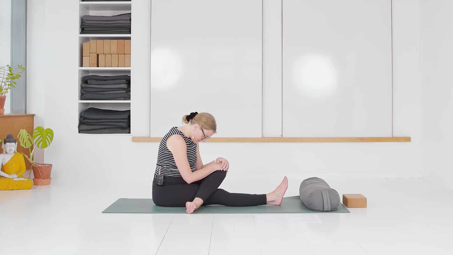 Cathrine underviser blid yoga mod bækkensmerter online