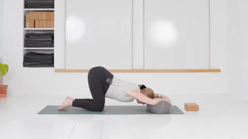 Cathrine underviser Blide gravid yogaøvelser online