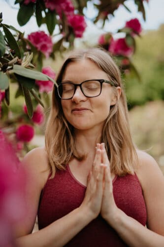 Cathrine laver mindfulness meditation under blomsterbuske