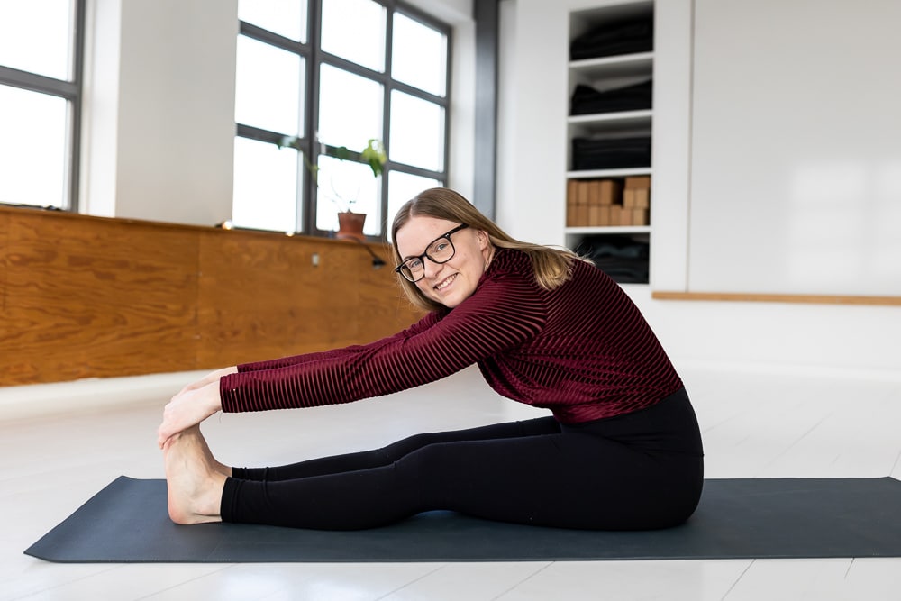 Cathrine viser et siddende yogastræk fra yin yogaklassen Selvkærlig bindevævsmassage