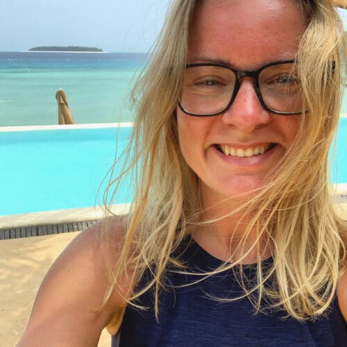 En glad og solbrun Cathrine på yogarejse til Zanzibar
