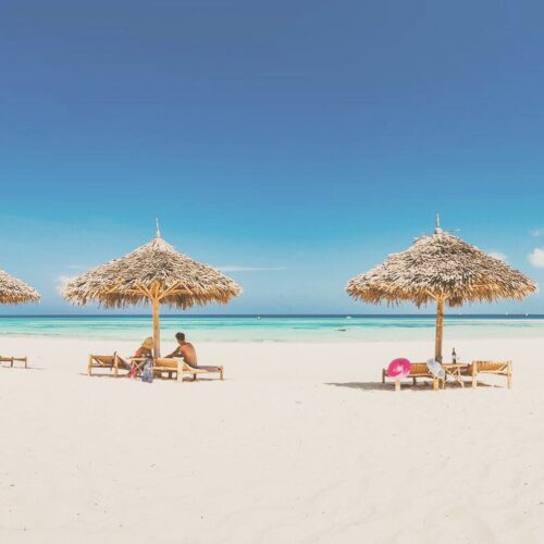 Strandsenge og hvid sandstrand på yogarejse til Zanzibar