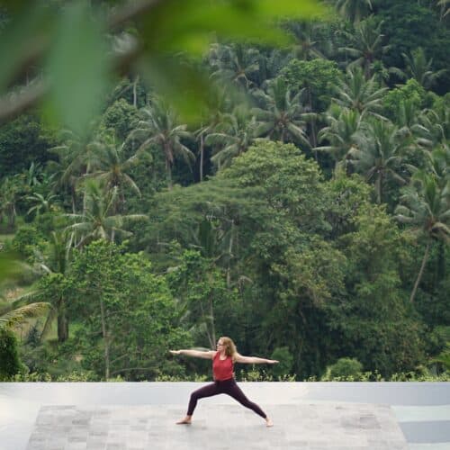 Cathrine laver yang yoga med udsigt til junglen på Yoga Retreat på Bali