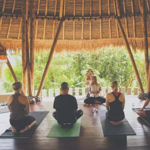 Cathrine underviser på Yoga Retreat til guddommelige Bali