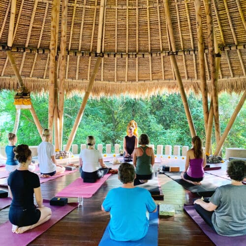 Cathrine underviser i smuk yogasal på yogarejse til Bali