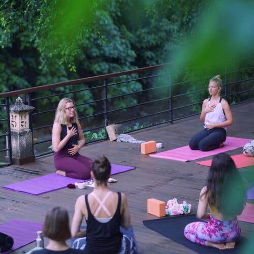 Cathrine underviser meditation udendørs på terasse på yogarejse til Bali