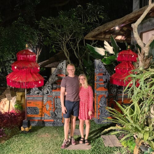Cathrine og Tommy udenfor restaurant på yogarejse til Bali