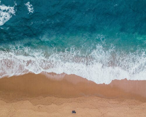 sandstrand og azurblåt hav på yoga retreat