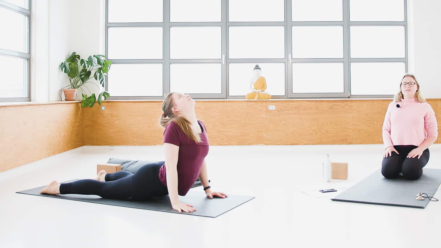 Cathrine underviser online yogaklassen Chakra yoga