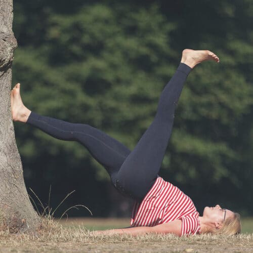 Cahtrine forbinder med de fem elementer mens hun laver omvendt yogastilling opad et træ