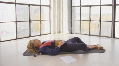 Cathrine viser en yin yogastilling fra online yogaklassen De-stress yin