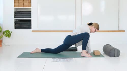Cathrine underviser yogaklassen De-stress yin (Lever_Galdeblære) online