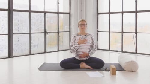 Cathrine viser en yin yogastilling fra online yogaklassen Detox yin