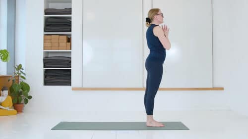 Cathrine underviser yogaklassen din indre kriger online