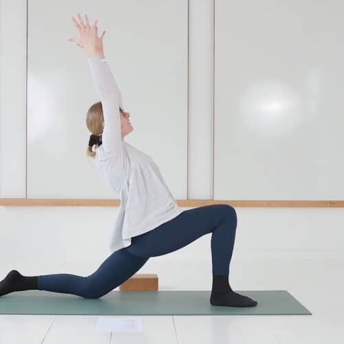 Cathrine underviser yogaklassen Elsk din psoas online