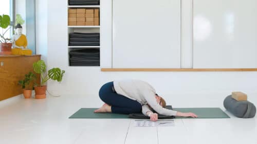 Cathrine underviser yogaklassen Giv slip yin (Lunge_Tyktarm) online