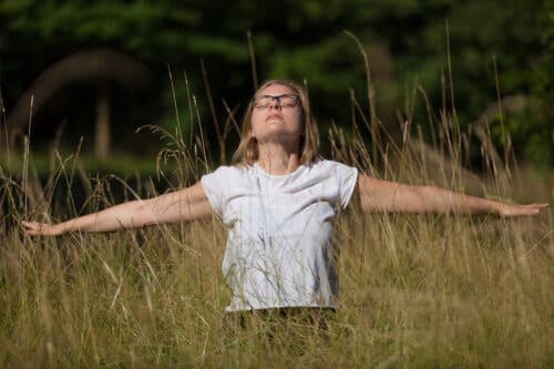 Cathrine laver yoga i naturen som forberedelse til god søvn